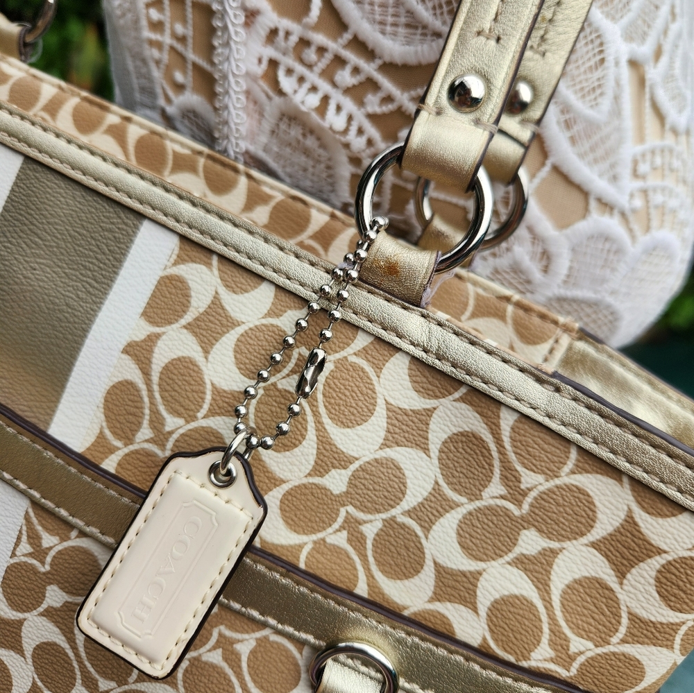 Gorgeous Coach Chelsea Heritage Shoulder bag. Gold, Khaki & Cream EUC - Picture 5 of 16